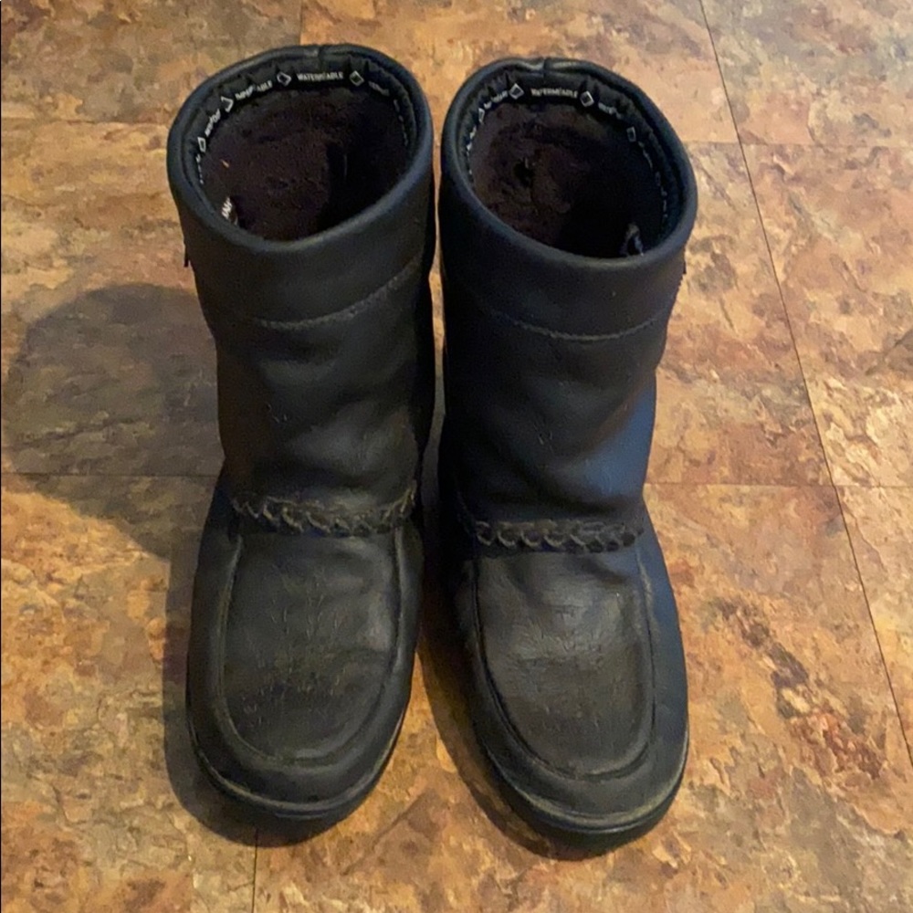 Manitobah Mukluks size 9